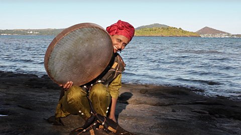 50/50 Magazine – Nawal, la voix des Comores, une fille de la terre